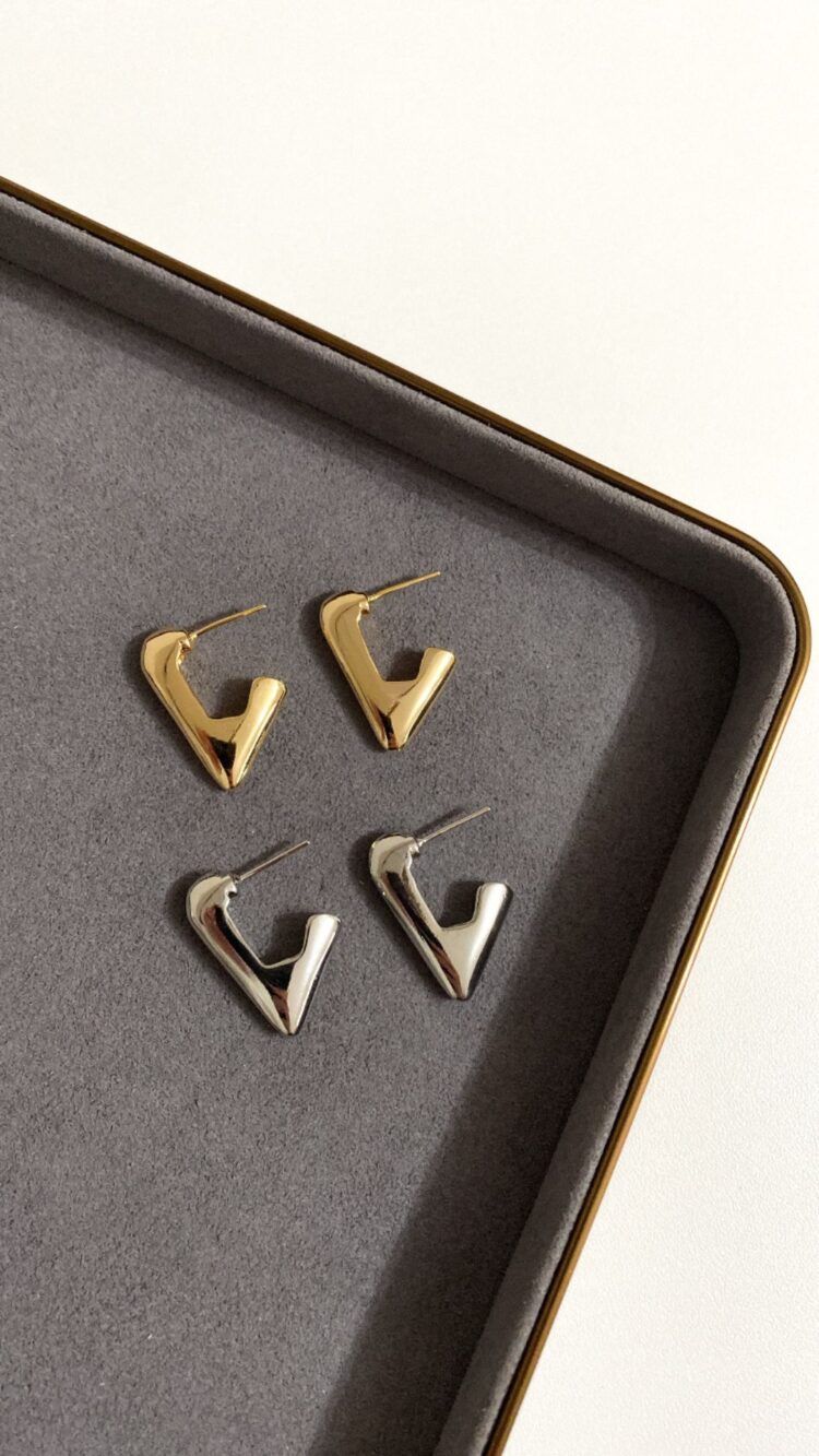 BRINCO ARGOLA TRIANGULAR DOURADO