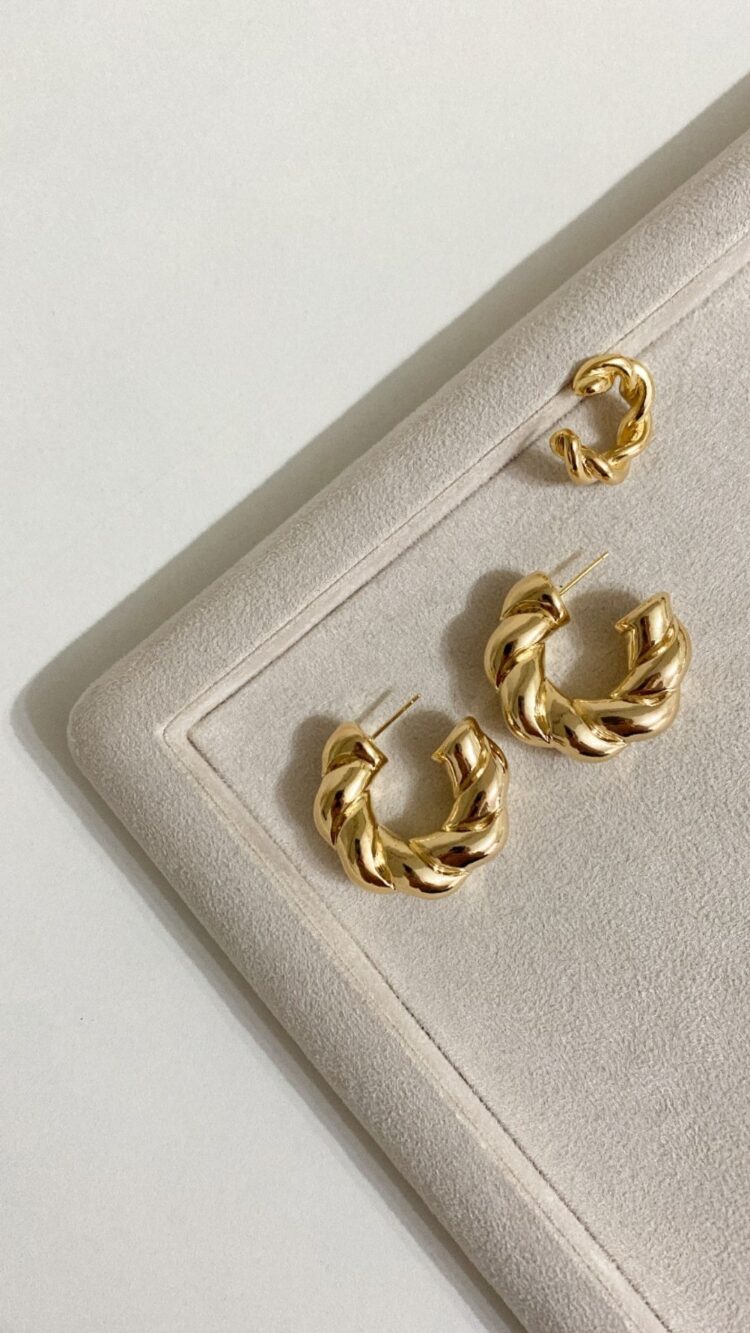 BRINCO ARGOLA TUBO TORCIDO DOURADO