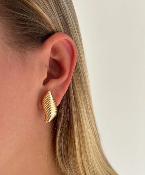 BRINCO FOLHA ABAULADA FRISADA DOURADO