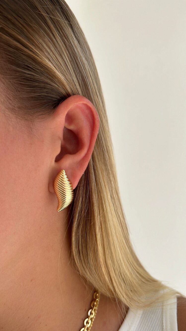 BRINCO FOLHA ABAULADA FRISADA DOURADO