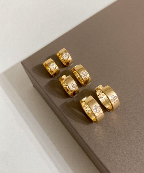 BRINCO ARGOLA TREVO LARGA LISA (M) DOURADO