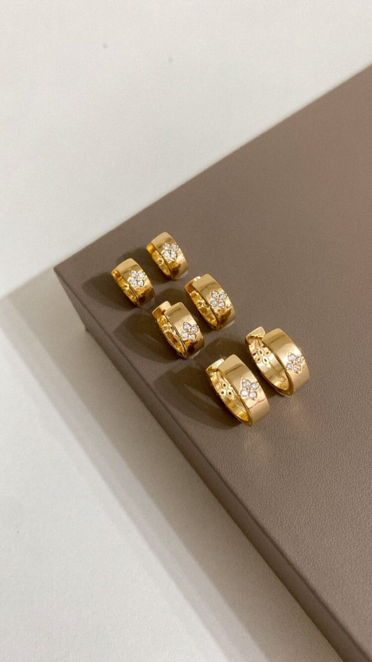 BRINCO ARGOLA TREVO LARGA LISA (M) DOURADO