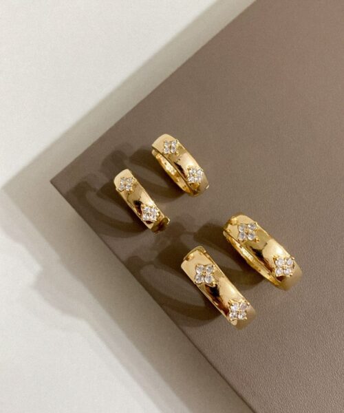 BRINCO ARGOLA TREVO CRAV EM RELEVO (G) DOURADO