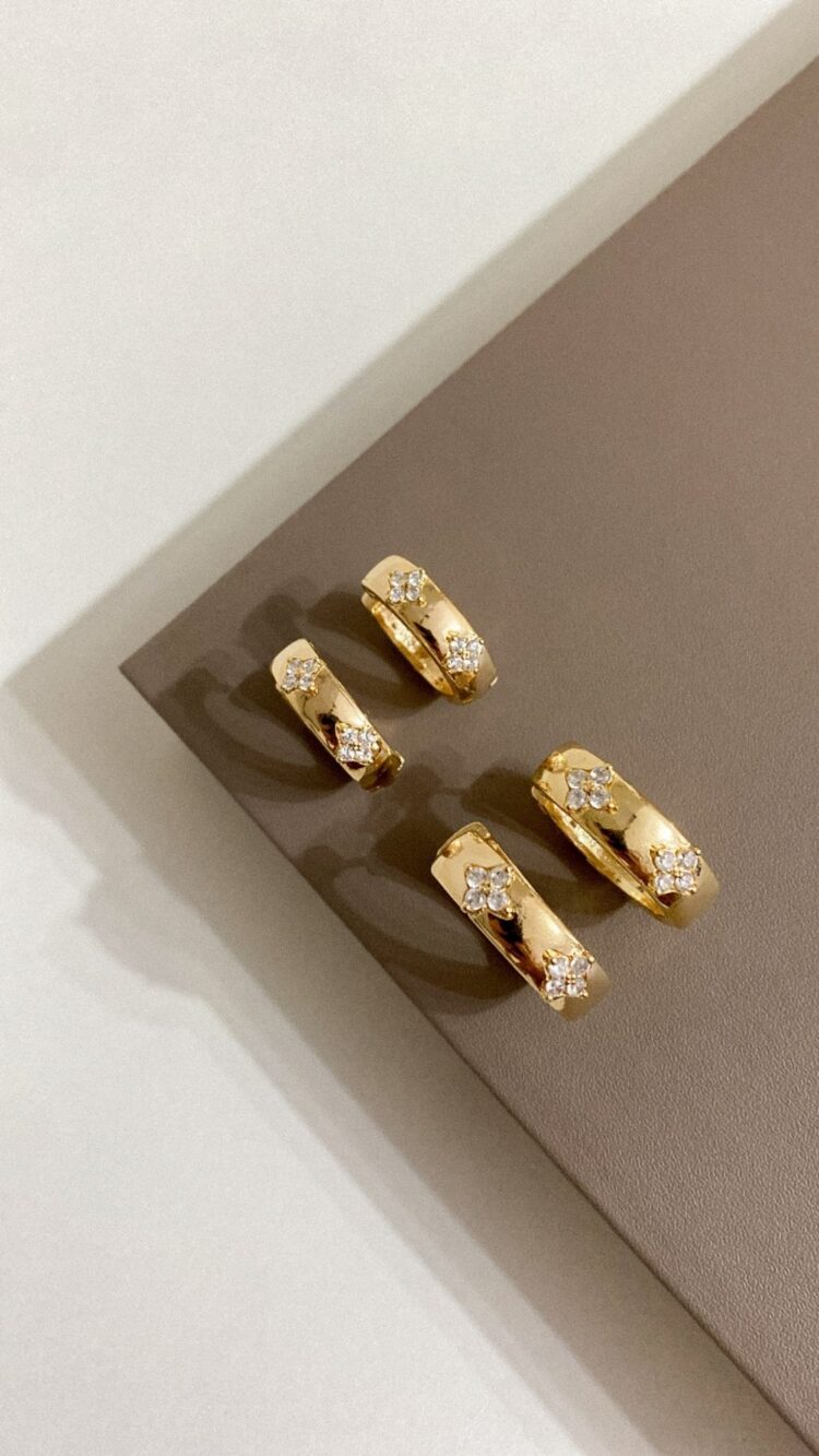 BRINCO ARGOLA TREVO CRAV EM RELEVO (G) DOURADO