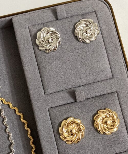 BRINCO BOTÃO FLOR PEONY ESPIRAL DOURADO