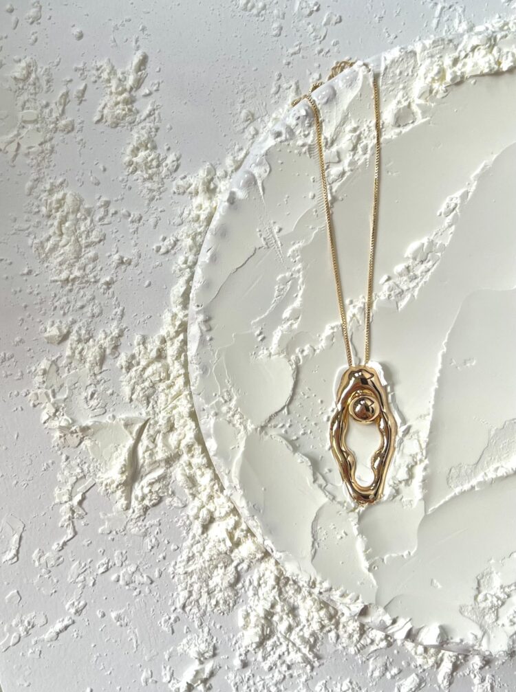 COLAR PINGENTE OVAL IRREGULAR VAZADO + ESFERA DOURADO