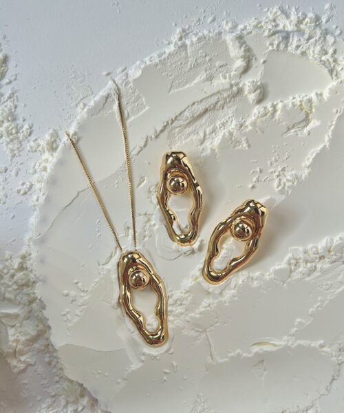 COLAR PINGENTE OVAL IRREGULAR VAZADO + ESFERA DOURADO