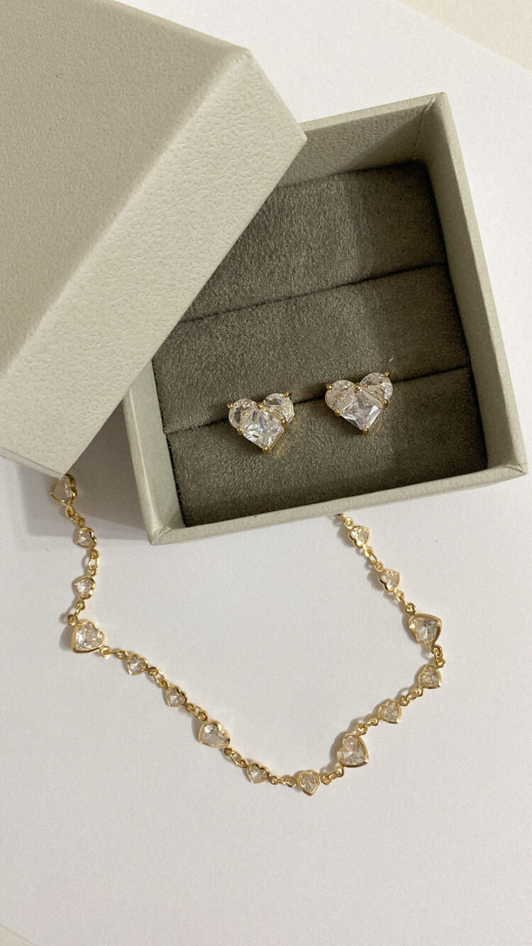 BRINCO CORAÇAO DIAMOND TRES ZIRCONIAS DOURADO