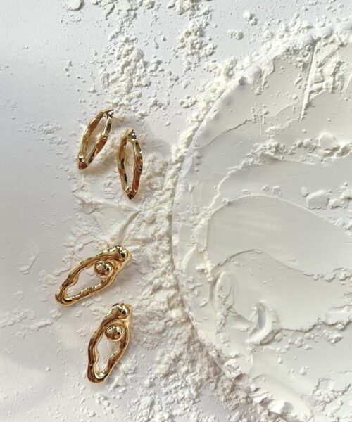 BRINCO OVAL IRREGULAR VAZADO + ESFERA DOURADO