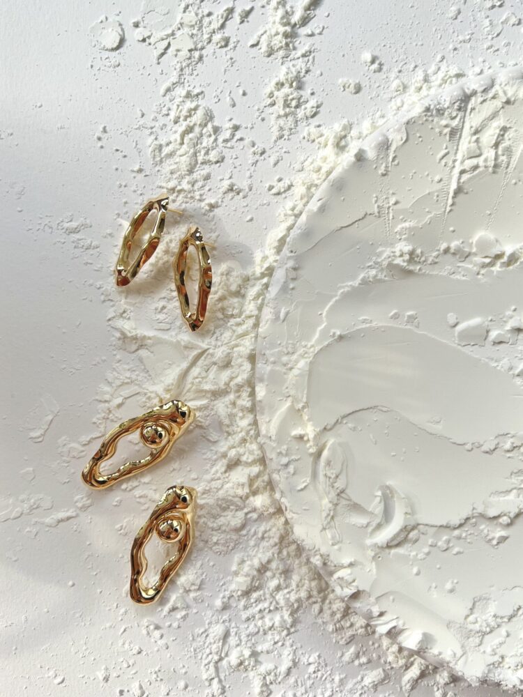 BRINCO OVAL IRREGULAR VAZADO + ESFERA DOURADO