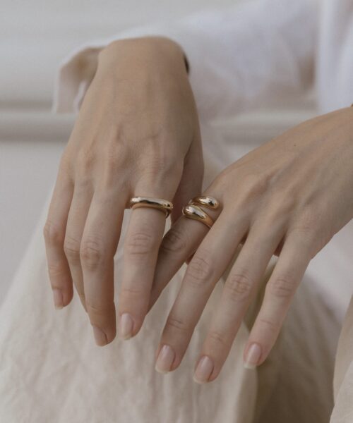 ANEL ABERTO PONTAS FORMANDO GOTAS DOURADO