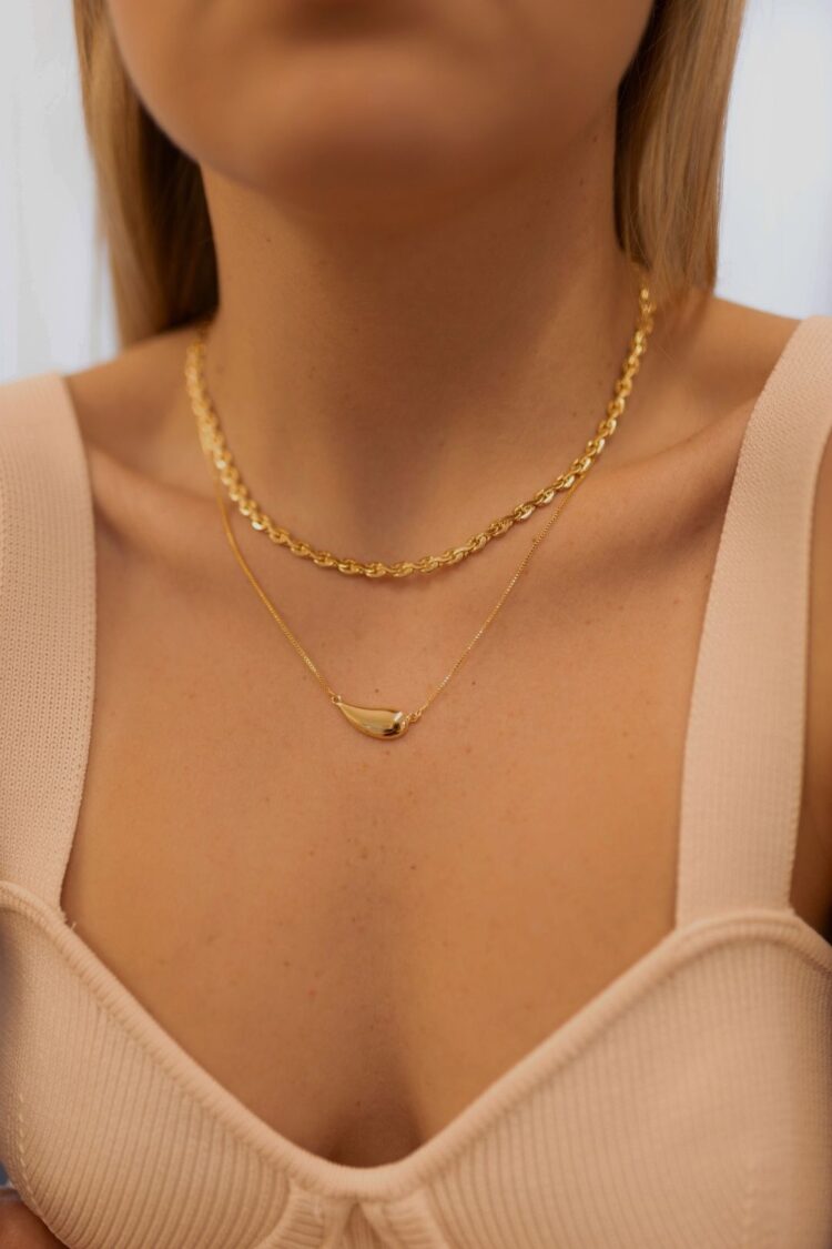 COLAR CHOKER CORRENTE TRANÇADA LAMINADA DOURADO