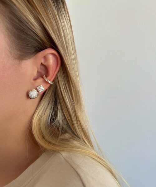 BRINCO QUADRADO ABAULADO CRAVEJADO DOURADO