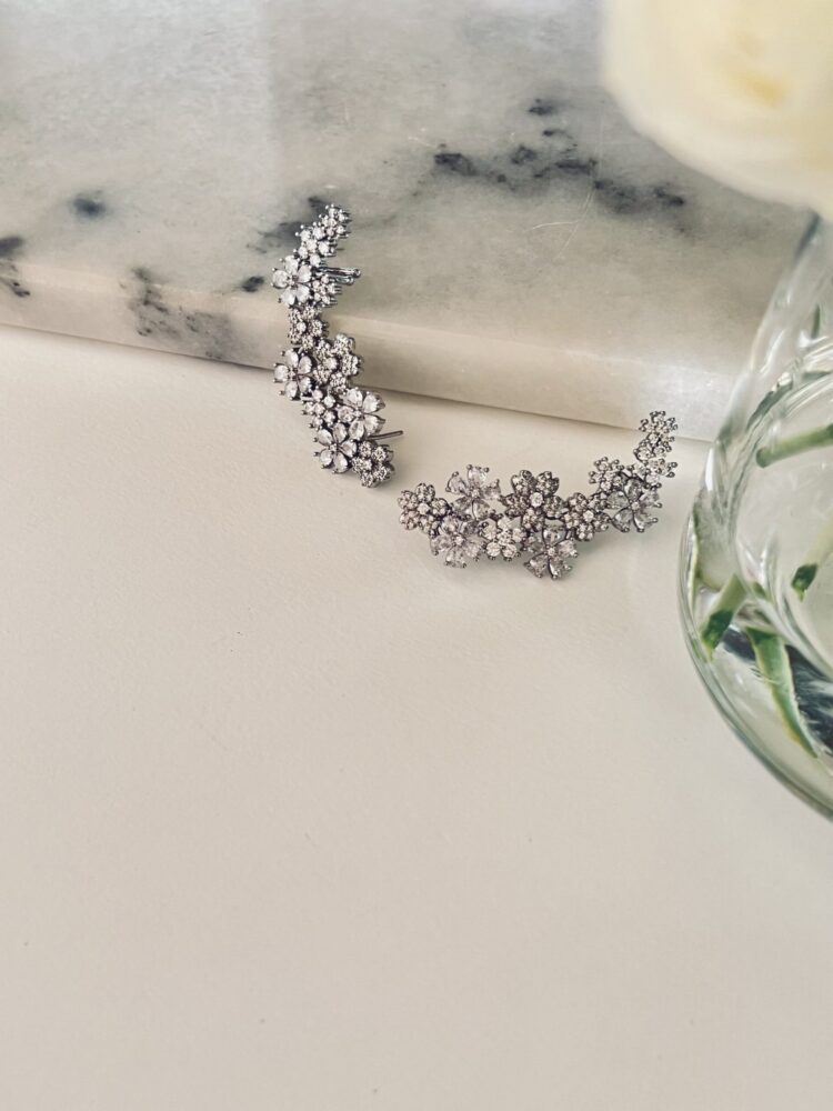 BRINCO EARCUFF FLOWERS CRISTAL E ZIRCONIA RODIO BRANCO