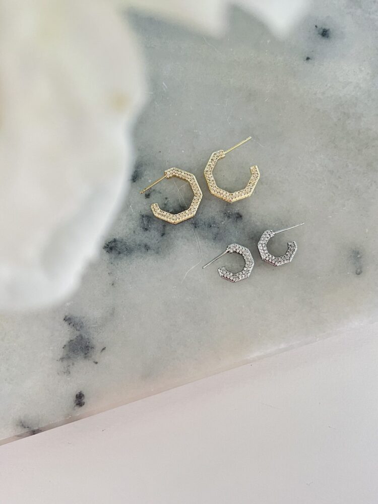 BRINCO ARGOLA SEXTAVADA INTEIRA CRAVEJADA DOURADO