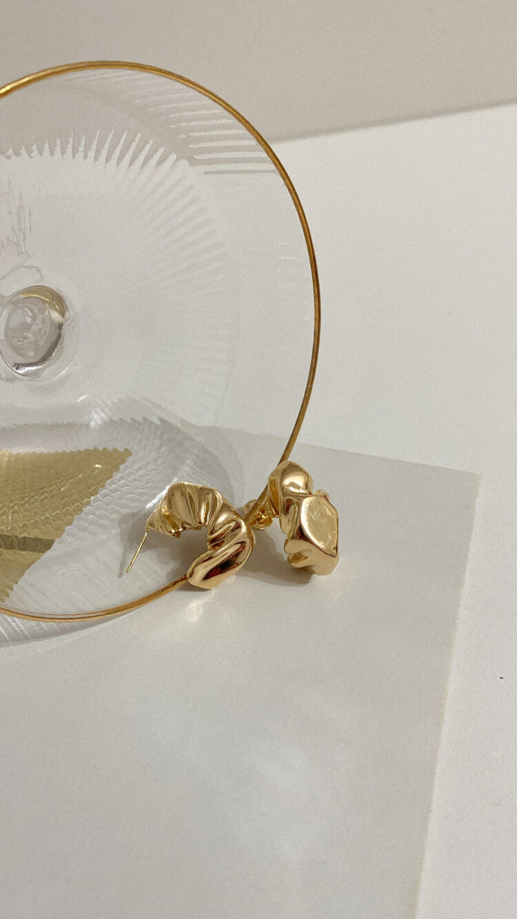 BRINCO ARGOLA LARGA AMASSADA DOURADO