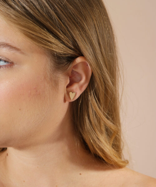 BRINCO CORAÇAO PONTIAGUDO LISO DOURADO