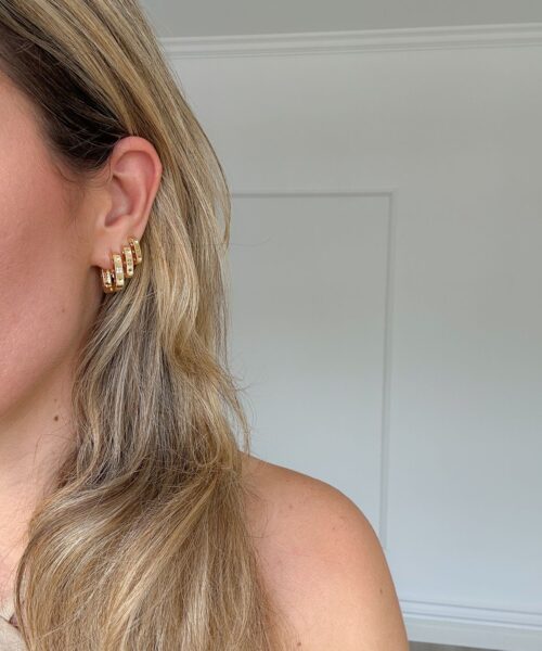 BRINCO MINI ARGOLA QUAD DETALHADA (TRIO) M 1,4CM DOURADO