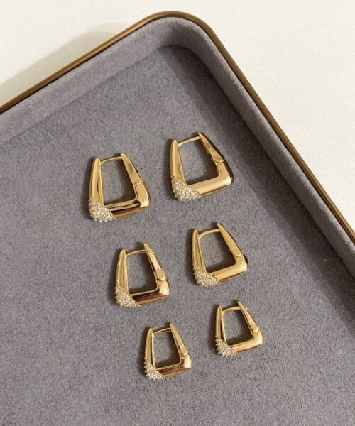 BRINCO ARGOLA TRIANGULAR SPARKLESS (M) DOURADO