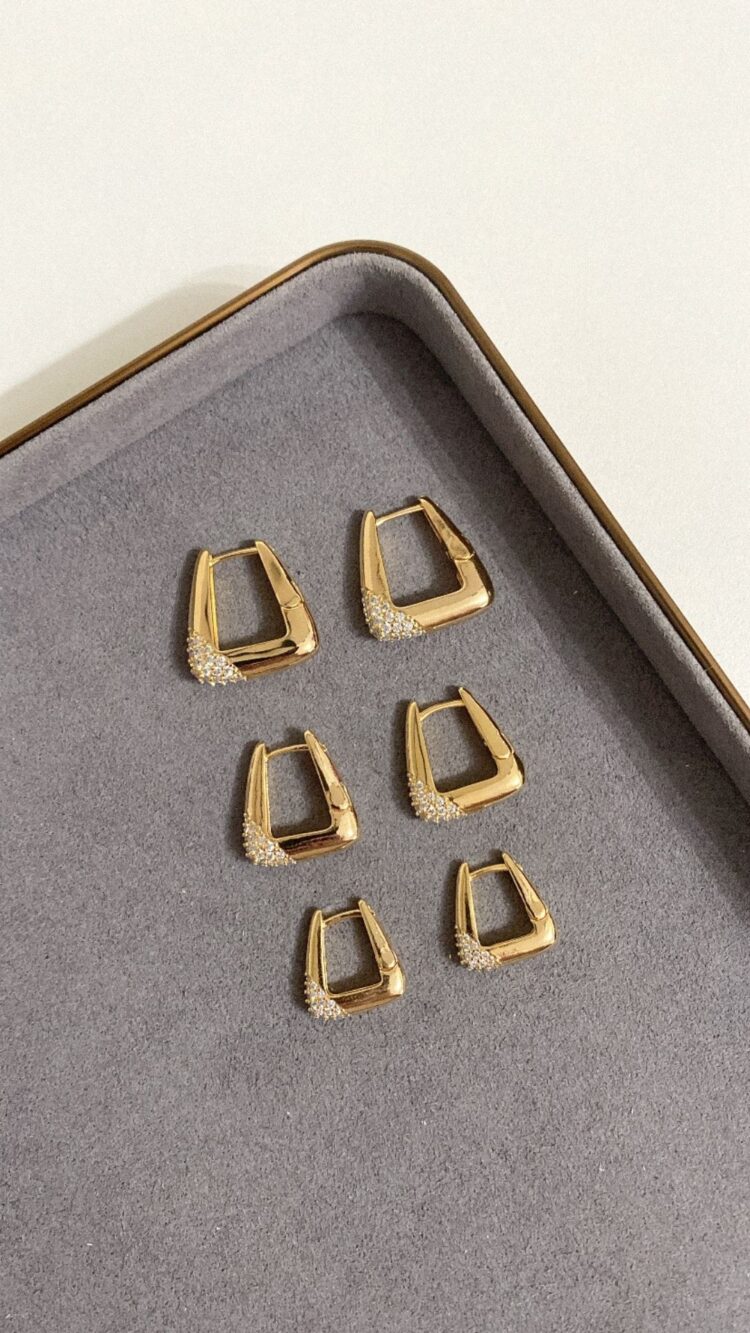 BRINCO ARGOLA TRIANGULAR SPARKLESS (M) DOURADO