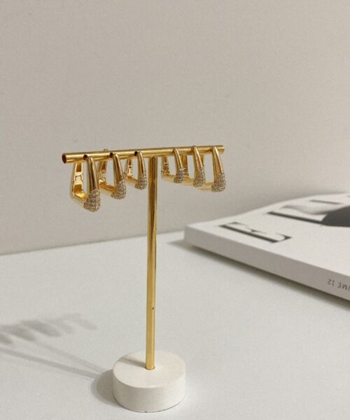 BRINCO ARGOLA TRIANGULAR SPARKLESS (M) DOURADO