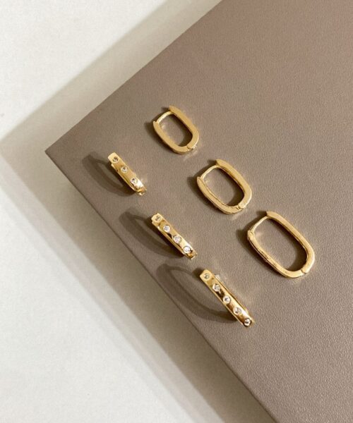 BRINCO ARGOLA OVAL COM ZIRCONIAS (P) DOURADO