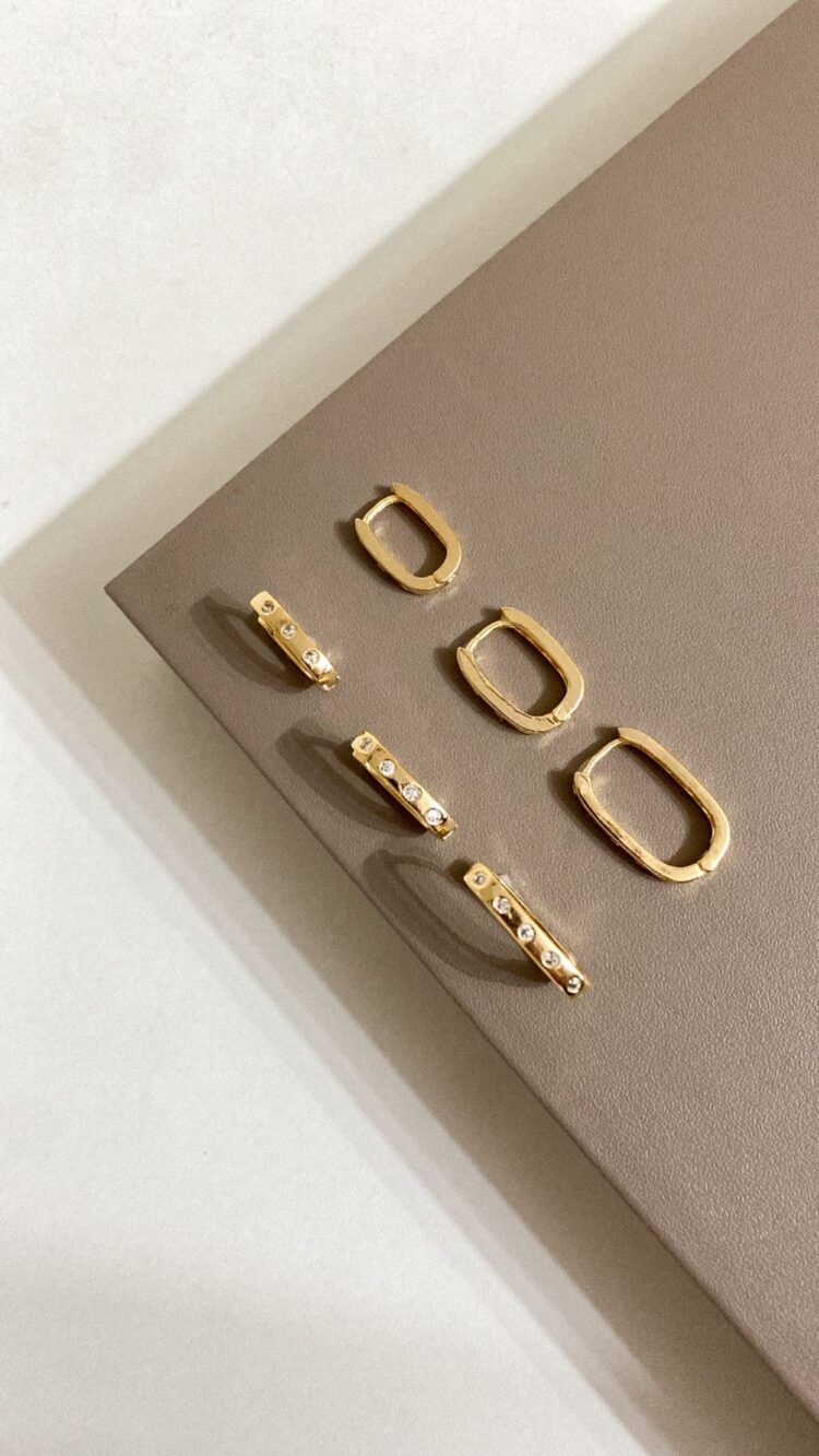 BRINCO ARGOLA OVAL COM ZIRCONIAS (P) DOURADO