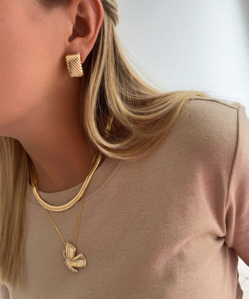 BRINCO RETANGULO FRISADO DOURADO