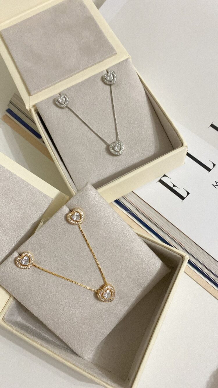 CONJUNTO CORAÇAO CRAVEJADO EM VOLTA DOURADO