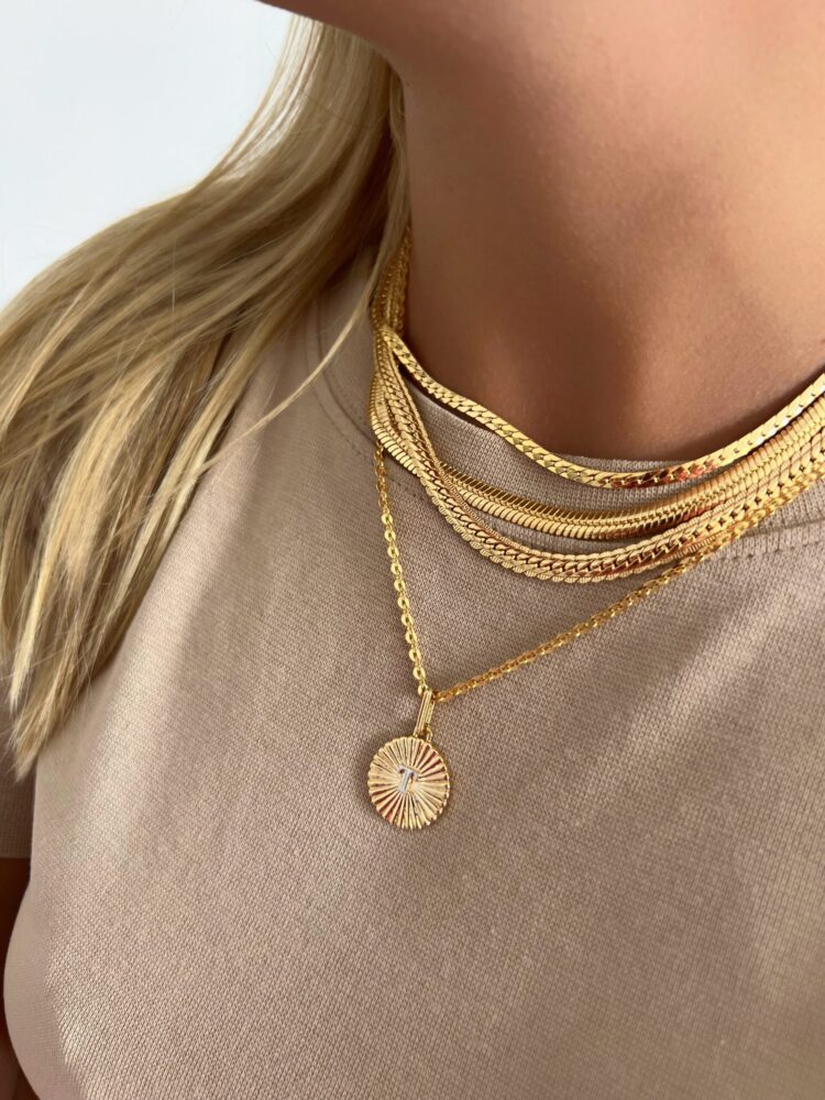 PINGENTE MEDALINHA FRISADA LETRA DOURADO