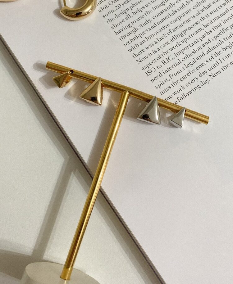 BRINCO ARGOLINHA CLICK TRIANGULO (M) DOURADO
