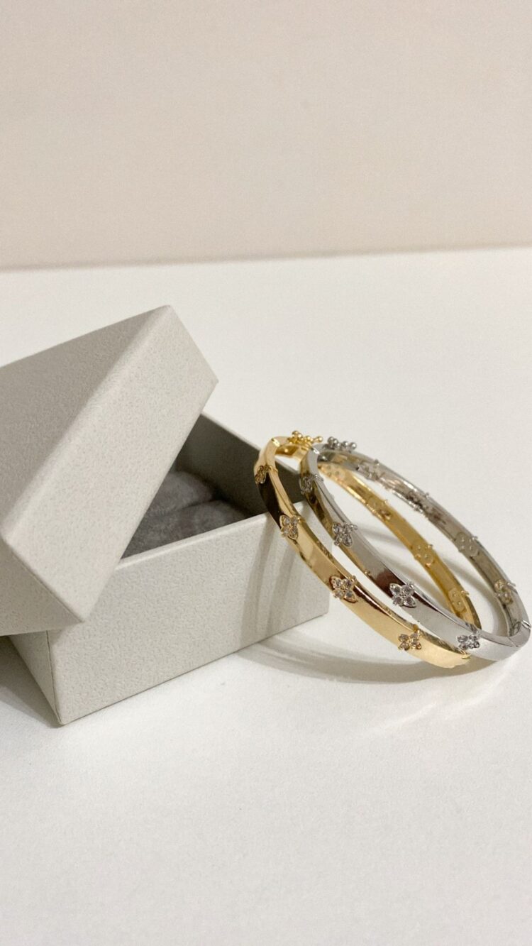 PULSEIRA BRACELETE LISO TREVOS RODIO BRANCO