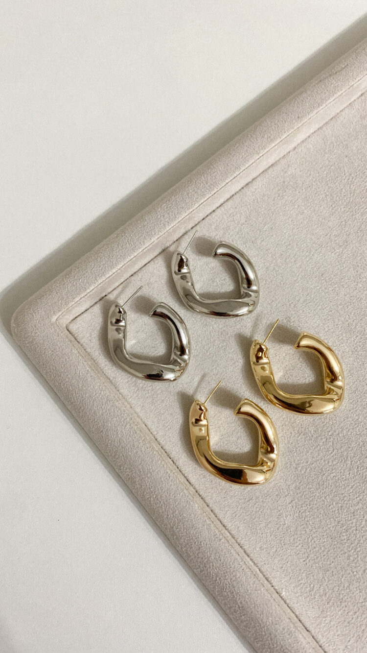 BRINCO ARGOLA OVAL TUBO ORGANICA DOURADO