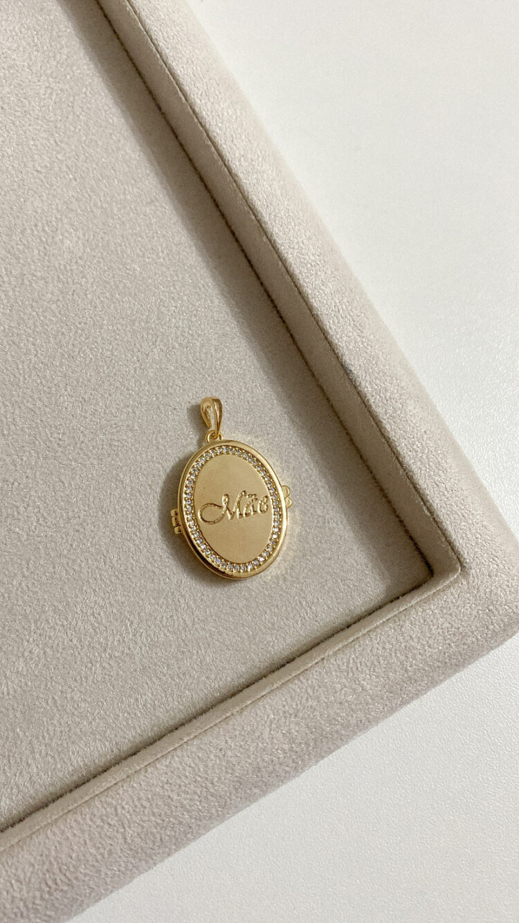 PINGENTE RELICARIO OVAL MAE DOURADO