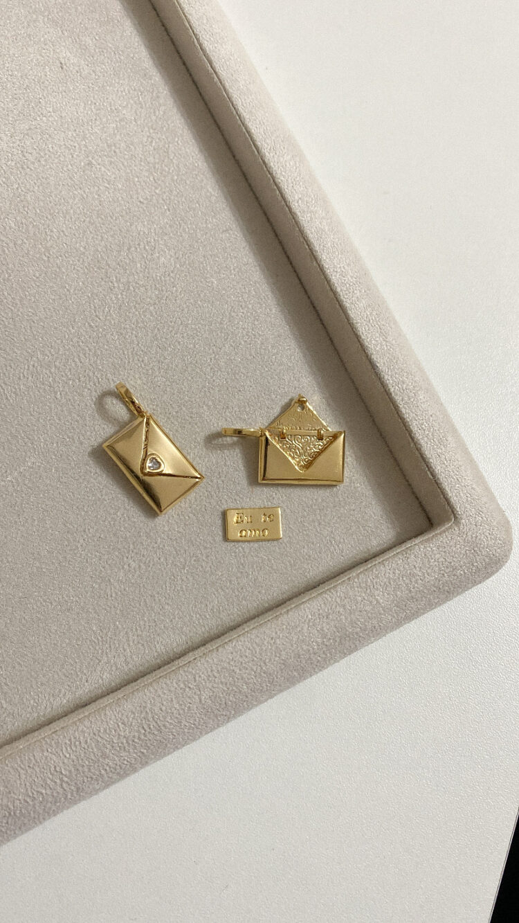 PINGENTE RELICARIO CARTA EU TE AMO DOURADO