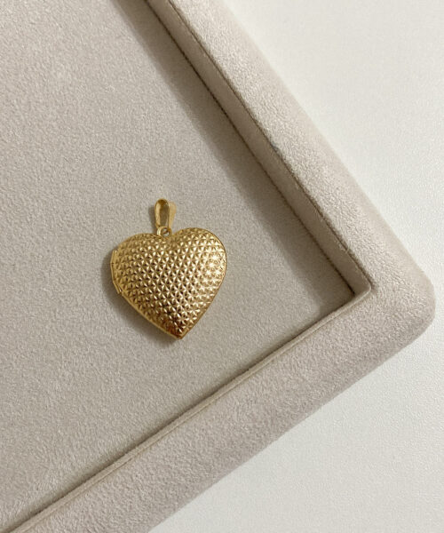 PINGENTE RELICARIO CORAÇAO TRABALHADO DOURADO