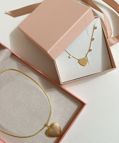 PINGENTE RELICARIO CORAÇAO TRABALHADO DOURADO