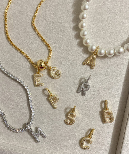 PINGENTE LETRA CLICK HAILEY DOURADO