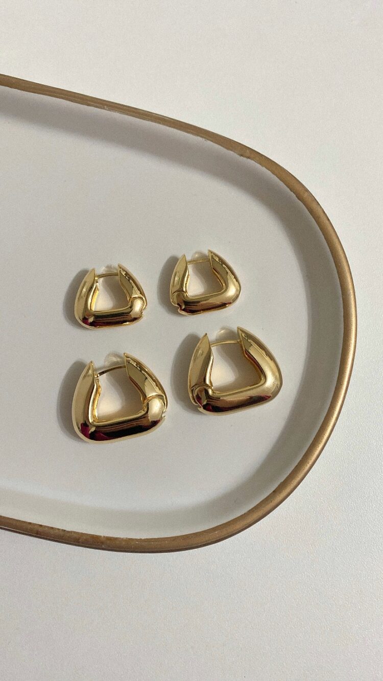 BRINCO ARGOLA BOLD TRIANGULAR (P) DOURADO